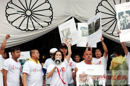 高金素梅(拿麦克风者)11日率领“还我祖灵队”约50人首度成功“突袭”进入日本靖国神社正殿前的大广场,要求靖国还我祖灵及日本谢罪赔偿。“中央社”图