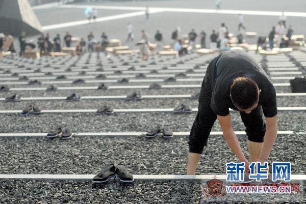 8月14日，人们将布鞋整齐地摆放在广场上。 新华社发