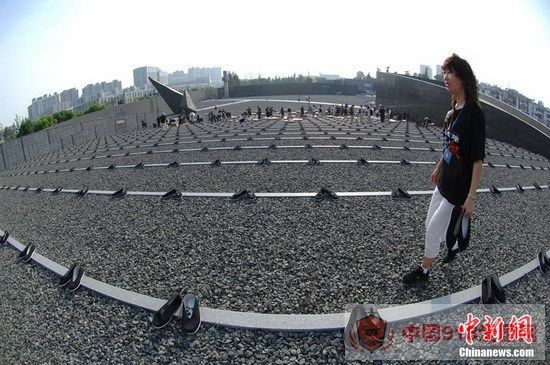 中日民间人士摆6830双鞋纪念抗战胜利65周年