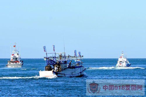 台湾保钓船在钓鱼岛海域与日舰对峙5小时